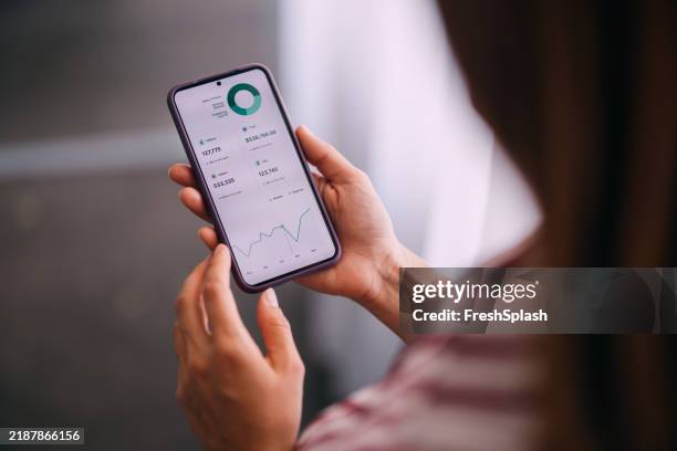 analyzing financial growth on smartphone business app interface - single ladies phone numbers | rummy961 stock pictures, royalty-free photos & images