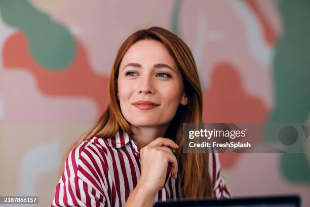 mujer contemplativa con camisa a rayas con fondo artístico - guay fotografías e imágenes de stock
