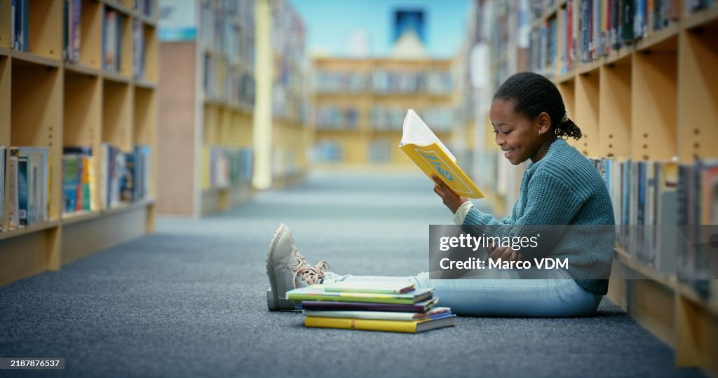 Niña, lectura y biblioteca con libro de cuentos, aprendizaje y educación juvenil en la escuela con sonrisa. Desarrollo, crecimiento y niño negro con estudio e información del lenguaje con estudiante feliz en el piso