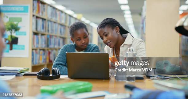 lehrerin, mädchen und laptop für den unterricht in der bibliothek mit e-learning-unterstützung, informationen und beratung. frauen-, studenten- und online-forschung mit studium, bewertung und stipendienantrag für studiengebühren - studiengebühren stock-fotos und bilder
