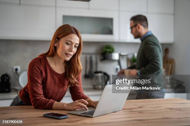 morning as a couple - coffee for a loved one with a working atmosphere - casal heterossexual imagens e fotografias de stock