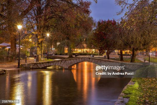 bourton-on-the-water, gloucestershire, cotswolds, united kingdom - cotswolds stock pictures, royalty-free photos & images