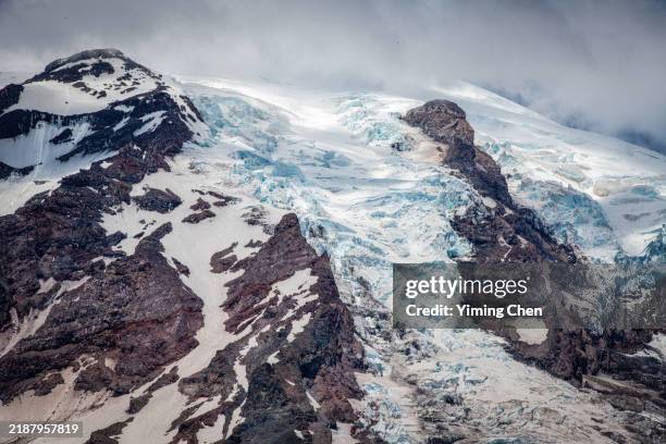 close-up of mount rainier glaciers - mount rainier nationalpark stock-fotos und bilder