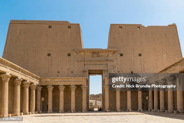 temple of horus, edfu, egypt - horus fotografías e imágenes de stock