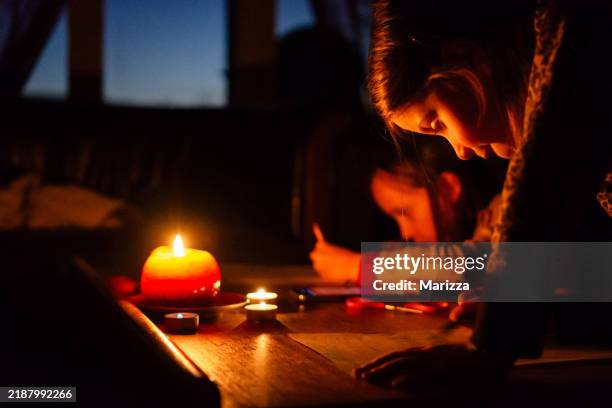 children draw during a power outage - apagão imagens e fotografias de stock
