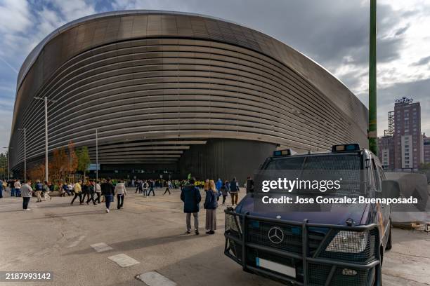 polizeiwagen vor dem santiago-bernabéu-stadion vor dem spiel von real madrid geparkt - santiago bernabéu stadion stock-fotos und bilder