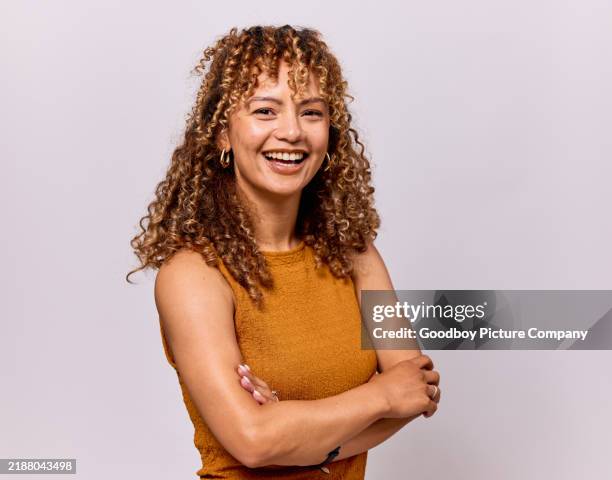 studioporträt einer fröhlichen jungen frau mit verschränkten armen, lächelnd - ärmelloses oberteil stock-fotos und bilder