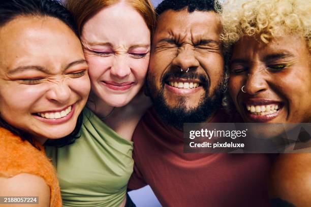vier glückliche freunde, die sich umarmen und zusammen lächeln. beauty- und wellnesskonzept. - vier freunde stock-fotos und bilder