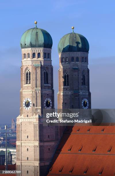 catholic church of our blessed lady (frauenkirche) - englischer garten stock-fotos und bilder