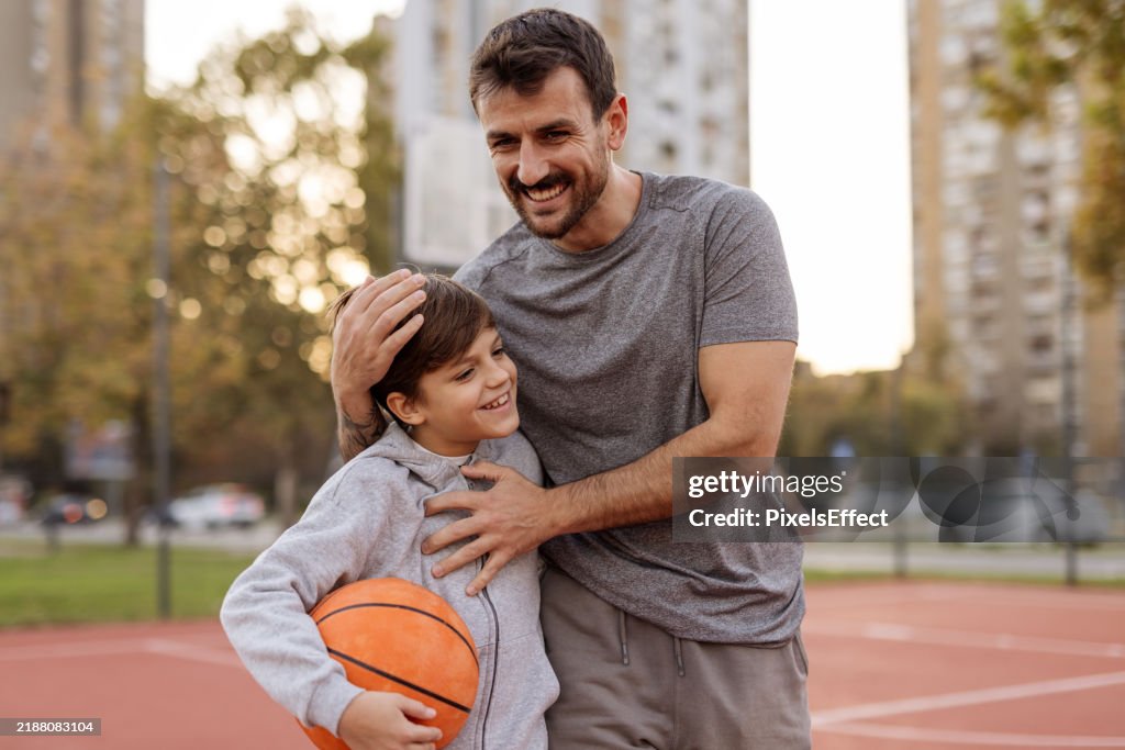 Vínculo en el baloncesto: papá e hijo juntos en la cancha