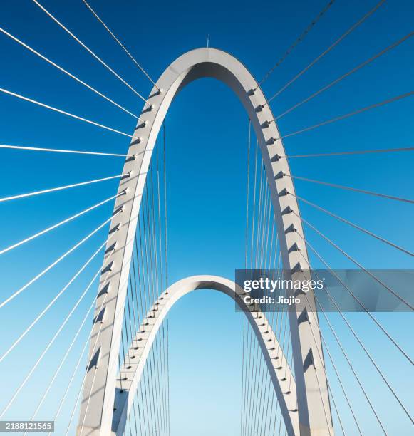 modern bridge - mens gemaakte bouwwerken stockfoto's en -beelden