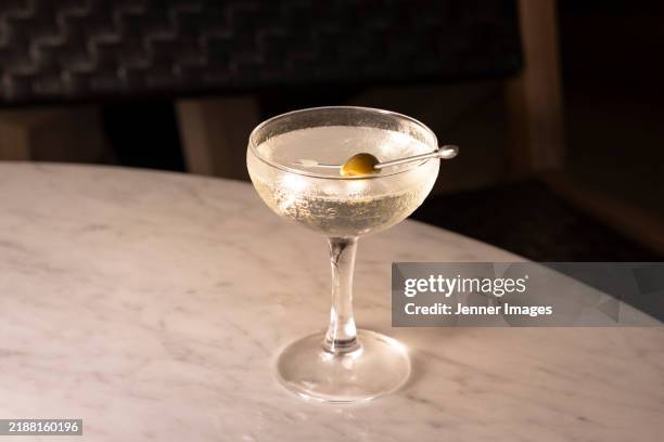 martini cocktail - martini dry photos et images de collection