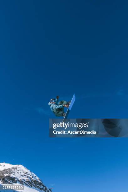 snowboarder gets air off of jump - snowboarden stockfoto's en -beelden