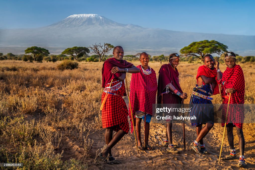 Guerreiros da tribo Maasai, Monte Kilimanjaro ao fundo, Quênia, África