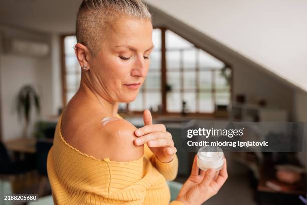 frau, die die hormontherapie zu hause durchführt - östrogen stock-fotos und bilder