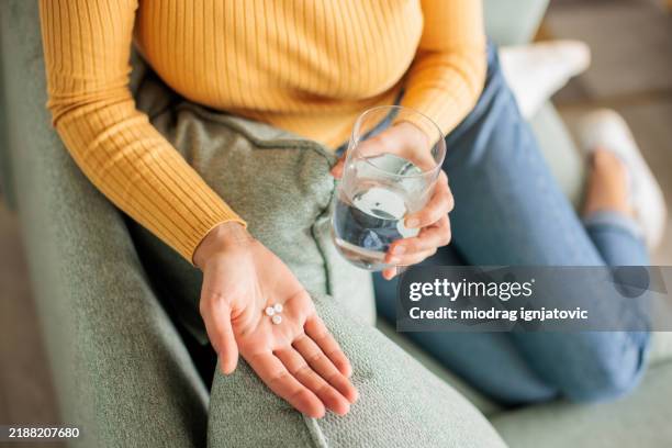 prendre un médicament - comprimés photos et images de collection