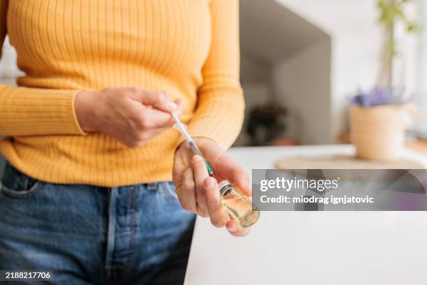 woman undergoing fertility treatment - seringa imagens e fotografias de stock