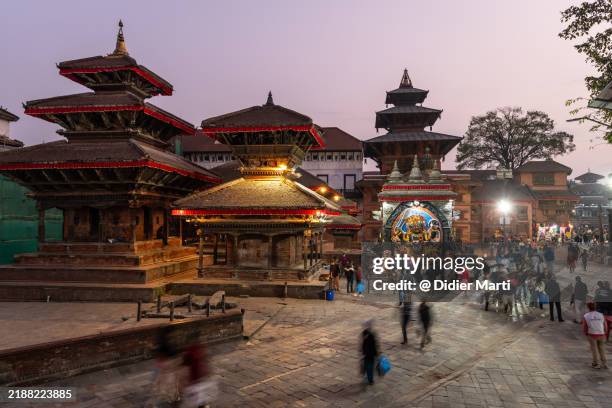 durbar square at night in kathmandu, nepal - hinduismus stock-fotos und bilder