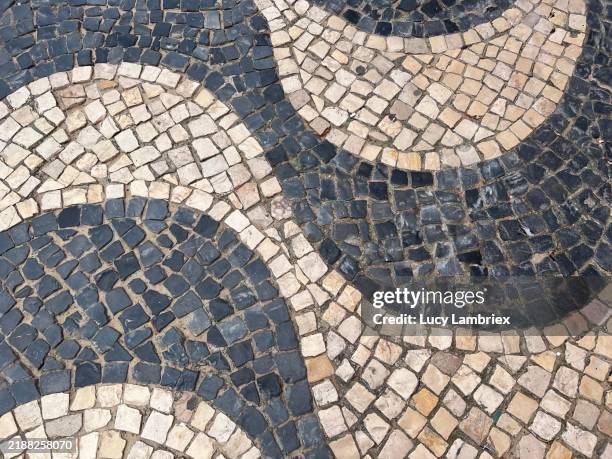 typical lisbon cobblestone street mosaic - adoquinado fotografías e imágenes de stock