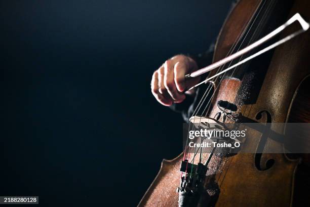 cellist auf der bühne - klassische musik stock-fotos und bilder