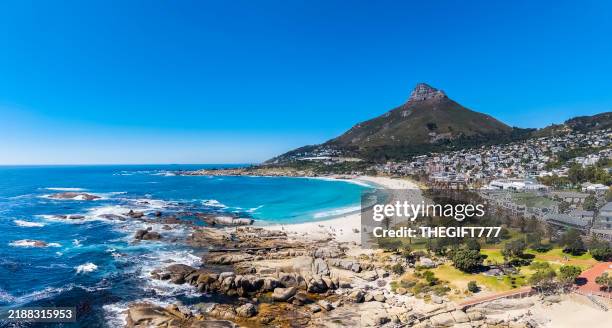 camps bay in cape town - kaapstad stockfoto's en -beelden