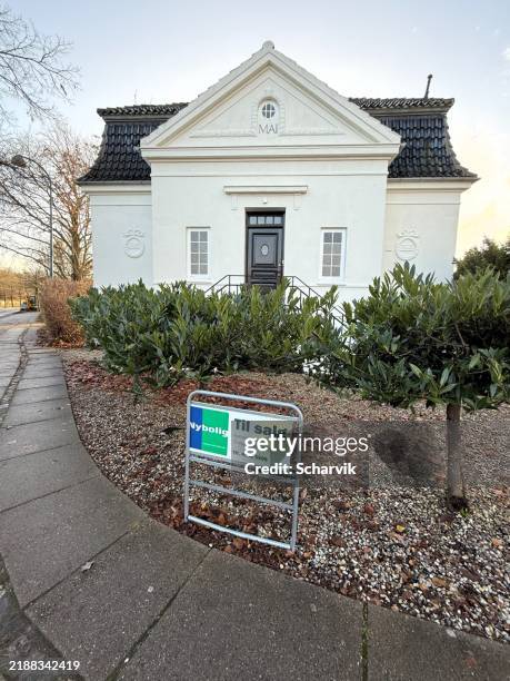 real estate sign in front of elegant white mansion - for sale sign stock pictures, royalty-free photos & images