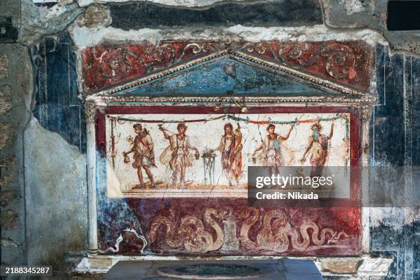 fresque ancienne de figures romaines à pompéi, naples, italie - archéologie photos et images de collection