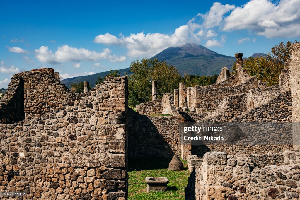 Antike Ruinen von Pompeji mit dem Vesuv im Hintergrund