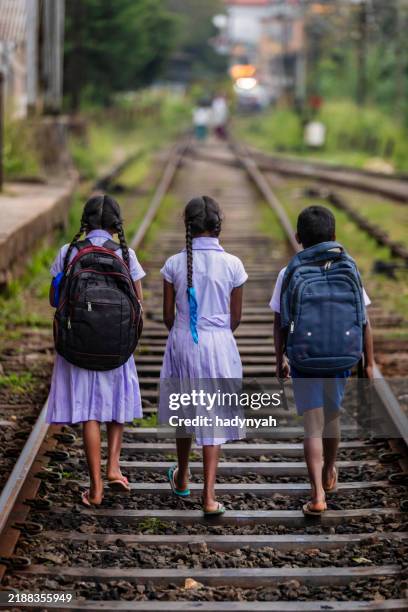 des écoliers sri-lankais fréquentent une école, sigiriya - écolière photos et images de collection