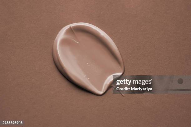 beige cosmetic cream swatch on a mocha color background. color of the year 2025. - moka photos et images de collection