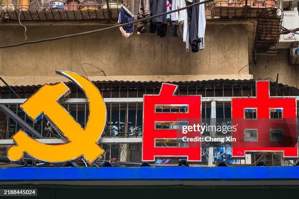 Ccp Icon 671 Hammer And Sickle Emblem Stock Photos, High-Res Pictures, and ...