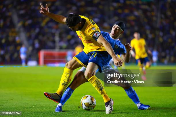 Henry Martin of America battles for possession with Erik Lira of Cruz Azul during the semifinal first leg match between America and Cruz Azul as part...