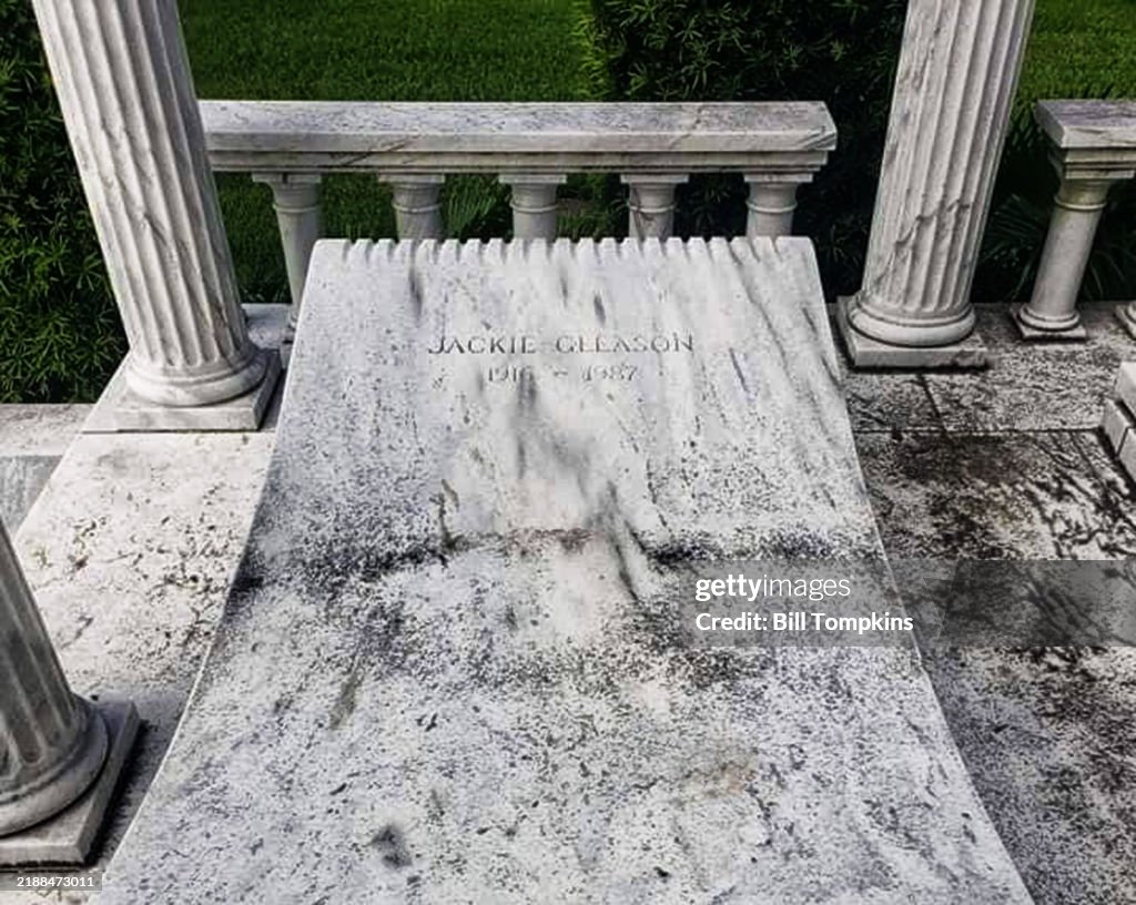 Bill Tompkins Grave of actor Jackie Gleason Archive