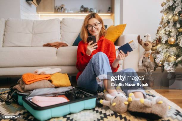 la linda joven compra el boleto en línea para el viaje de vacaciones - hacer una reserva fotografías e imágenes de stock