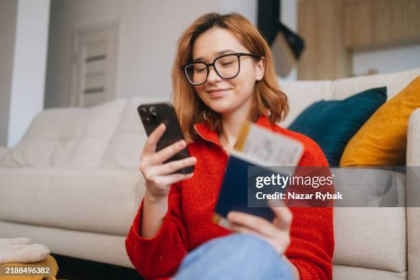 asegurar las aventuras de las vacaciones: reserva en línea - hacer una reserva fotografías e imágenes de stock