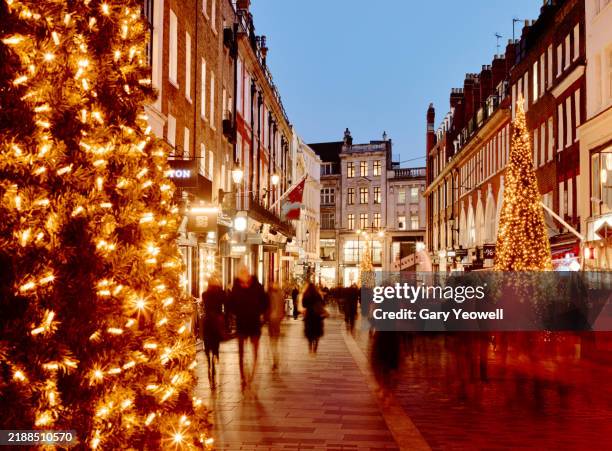 busy street in london at christmas - high street stock-fotos und bilder