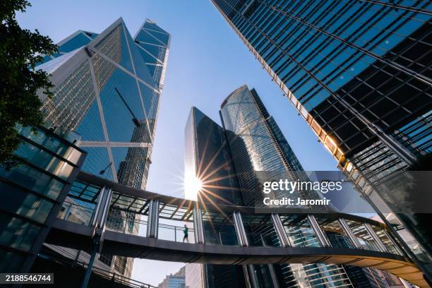 footbridge connecting modern office buildings - bankenviertel stock-fotos und bilder