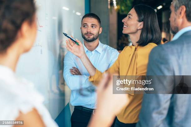 ideas de equipo de negocios - comercio fotografías e imágenes de stock