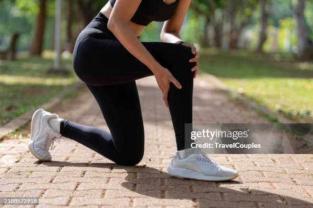 knee pain. sport injury, women has knee pain during outdoor exercise. sports running knee injury in women runner. - corredora de footing fotografías e imágenes de stock