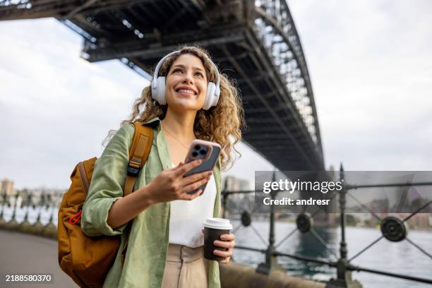 tourist sightseeing in sydney under the harbor bridge - toerist stockfoto's en -beelden