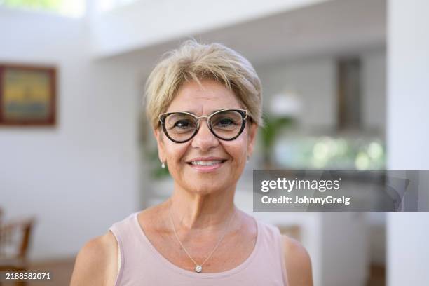 portrait d’une femme âgée à l’intérieur de la maison - haut sans manches photos et images de collection
