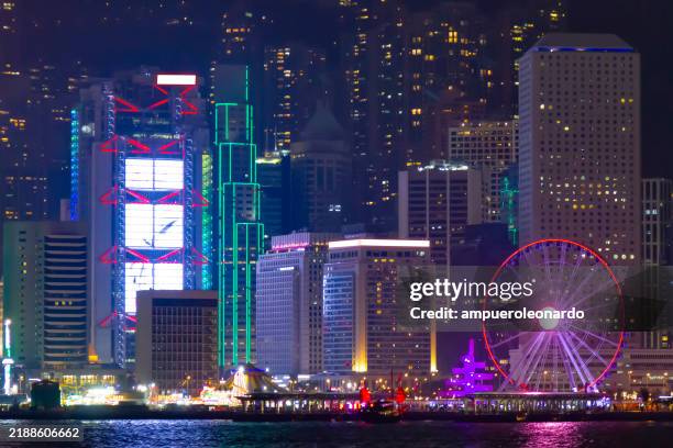 night landscape view from victoria harbour to hong kong, china. - centro de convenção e exposição de hong kong - fotografias e filmes do acervo