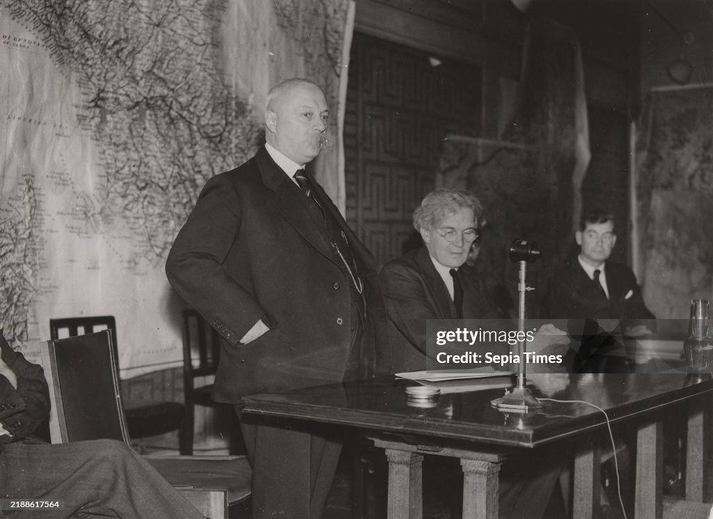 Prime Minister Pieter Gerbrandy holds a press meeting in London about returning to the Netherlands