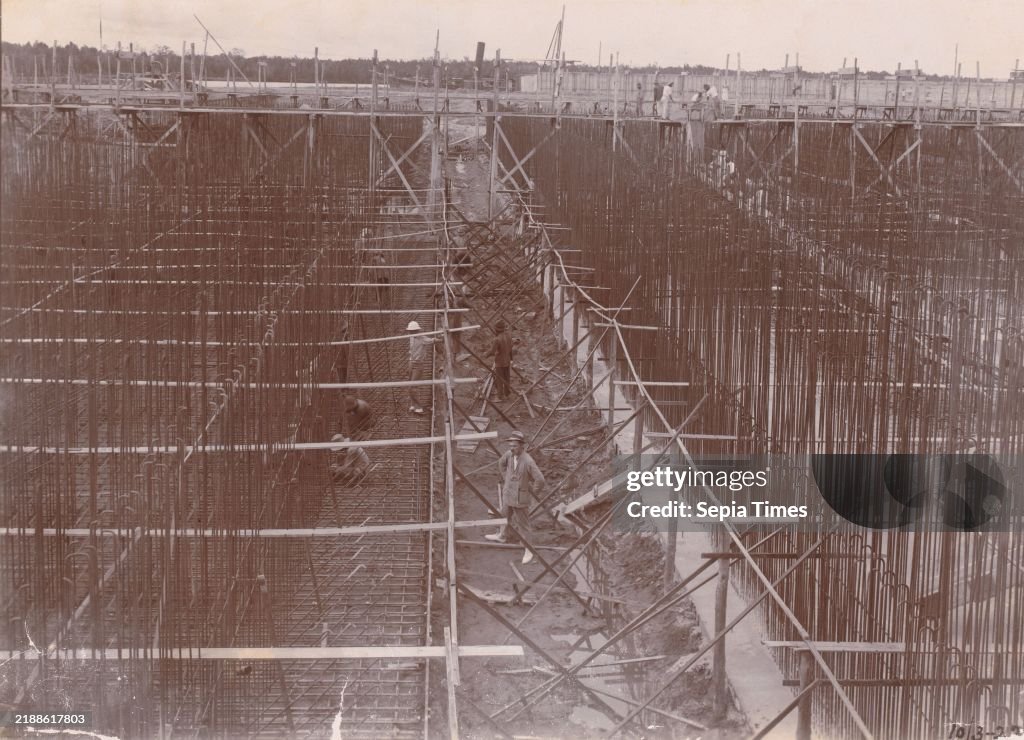 Concrete pouring of the 7th caisson floor and braiding of the 8th / 2nd work (title on object)