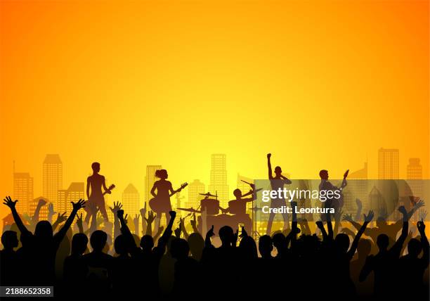 stockillustraties, clipart, cartoons en iconen met band and crowd silhouette (each person is complete, clipping paths hide the legs) - rockmuzikant