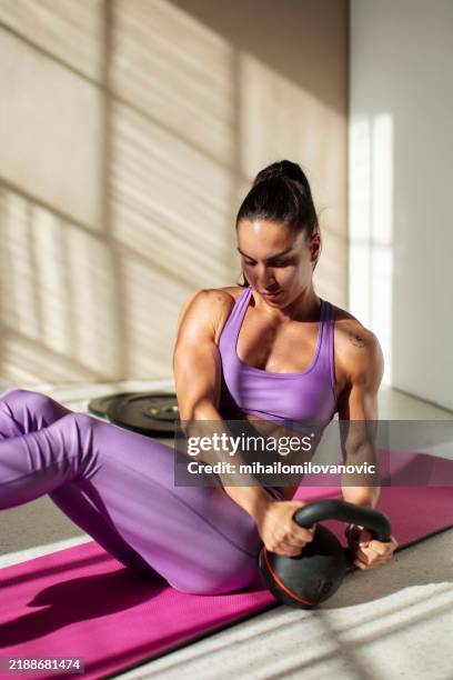 entrenamiento de alta intensidad - entrenamiento-sin-material fotografías e imágenes de stock