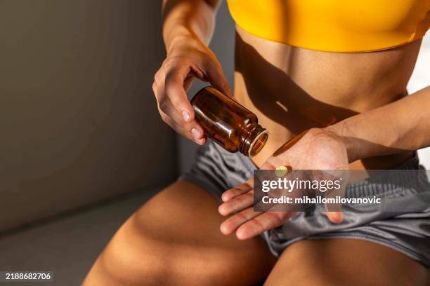 tägliche ergänzungspille - nahrungsergänzungsmittel stock-fotos und bilder