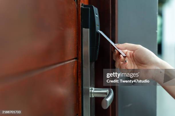 cropped shot of a hand using a keycard to unlock an electronic door in a hotel - hotelzimmer tür stock-fotos und bilder