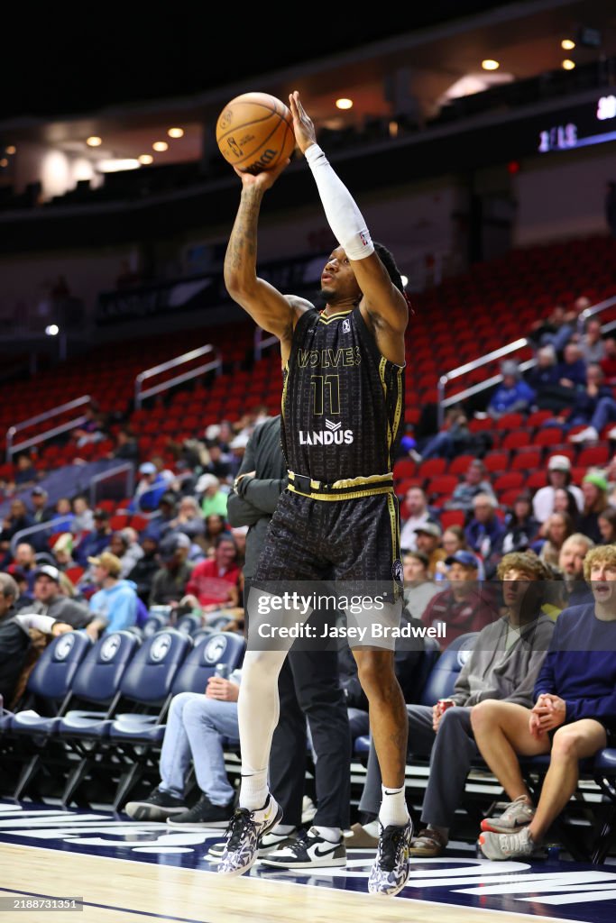 Iowa Wolves Action El Ellis of the Iowa Wolves shoots the ball against the Cleveland ...