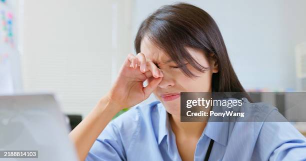 woman eyes pain at work - astigmatismo imagens e fotografias de stock